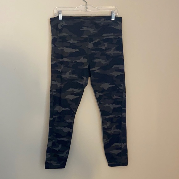 Athleta Camo Ultimate 7/8 Legging - Picture 2 of 5